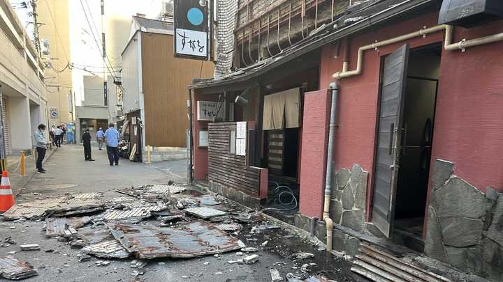 Le mur extérieur d'un magasin effondré après le séisme à Kumamoto (Japon), le 28 juillet 2026. (JIJI PRESS / AFP)