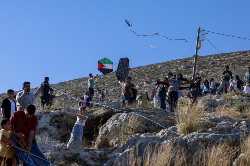 Des Palestiniens font voler des cerfs-volants en direction de la colonie israélienne de Har Bracha depuis le village de Burin, en Cisjordanie occupée, le 10 juillet 2026