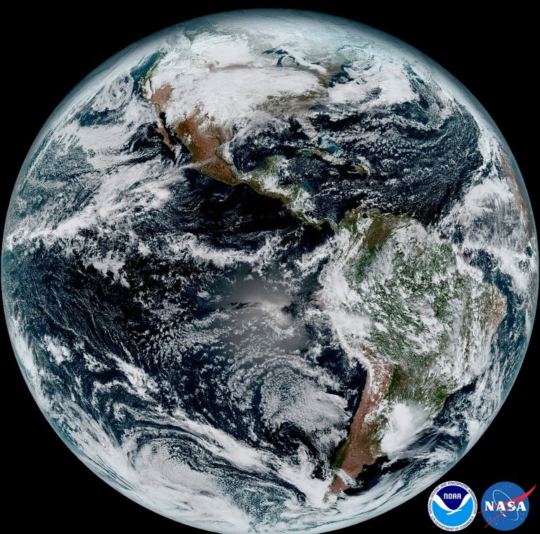 Image de la NOAA et de la NASA, publiée le 23 janvier 2017, montrant la première image transmise par le tout dernier satellite de la NOAA, le GOES-16, marquant une nouvelle étape dans l'ère des satellites météorologiques (NASA/NOAA/AFP/Archives - Handout)