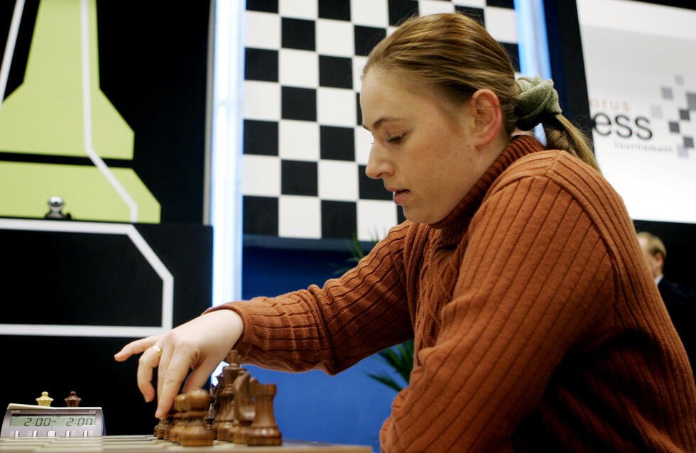 La Hongroise Judit Polgar réfléchit à un coup face à l'Ukrainien Ruslan Ponomariov, lors de leur partie du deuxième tour du tournoi d'échecs de Wijk aan Zee, aux Pays-Bas, le 16 janvier 2005
