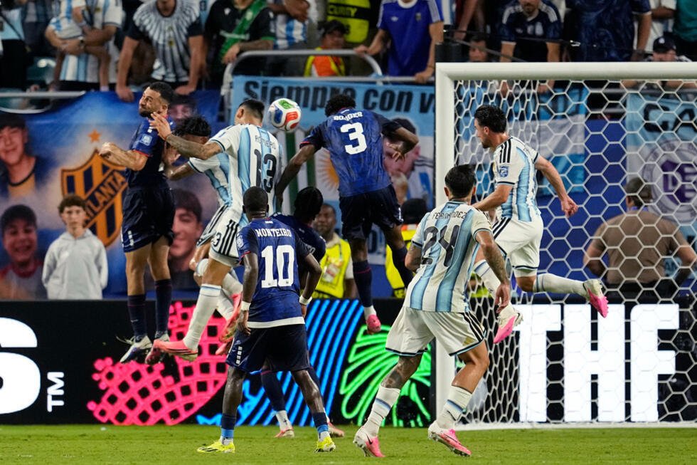 Le joueurs capverdien Diney Borges marque un but contre son camp lors des seizièmes de finale entre l'Argentine et le Cap-Vert à Miami Gardens, en Floride, le 3 juillet 2026.