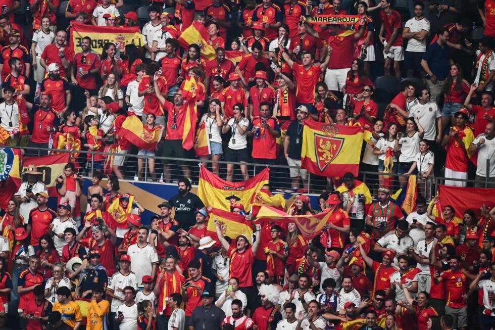 Les supporters espagnols célèbrent la victoire de l'Espagne face au Portugal en huitièmes de finale de la Coupe du monde, à Arlington, au Texas, près de Dallas, le 6 juillet 2026.
