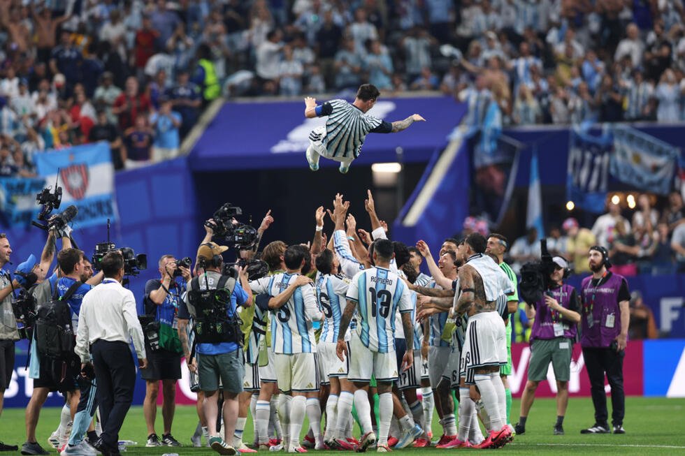 Les joueurs argentins soulèvent leur capitaine Lionel Messi en l'air pour célébrer la victoire à l'issue des huitièmes de finale opposant l'Argentine à l'Égypte, à Atlanta, le 7 juillet 2026