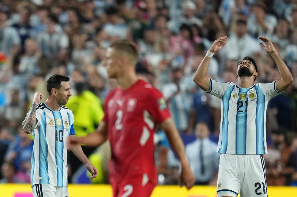 Lionel Messi et Jose Manuel Lopez célèbrent leur qualification en demi-finale après une victoire face à la Suisse à Kansas City, le 11 juillet 2026.