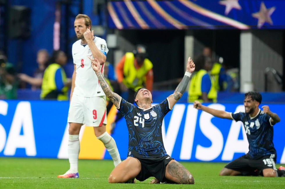 Les Argentins Enzo Fernández et Nico González célèbrent la victoire en demi-finale de la Coupe du monde contre l'Angleterre à Atlanta, Harry Kane passe derrière eux, le 15 juillet 2026.