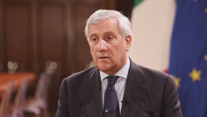 Antonio Tajani : "Nous ne sommes pas contre les immigrés, nous voulons la migration régulière"