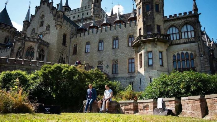 Après Le Jeu de la Dame et Bridgerton, voici la nouvelle adaptation Netflix d'un roman fantastique à succès… Par le créateur de Maxton Hall