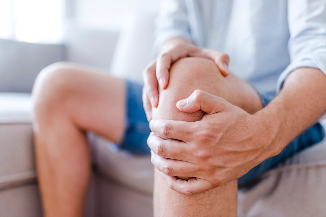Arthrose du genou : 3 exercices sans mouvement et tout simples à faire tous les jours