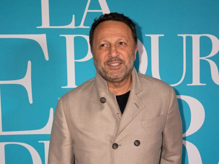 Arthur : l’animateur s’affiche avec le pied dans le plâtre