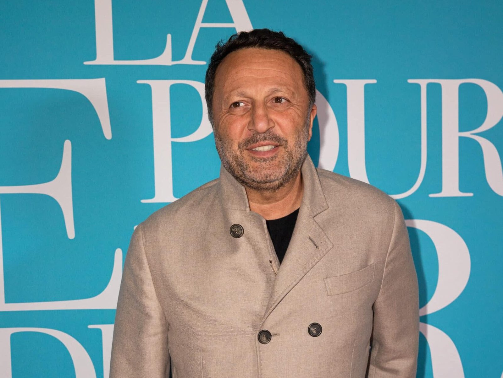 Arthur : l’animateur s’affiche avec le pied dans le plâtre