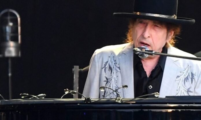 Bob Dylan : le jeu des chaises musicales des guitaristes de tournée continue