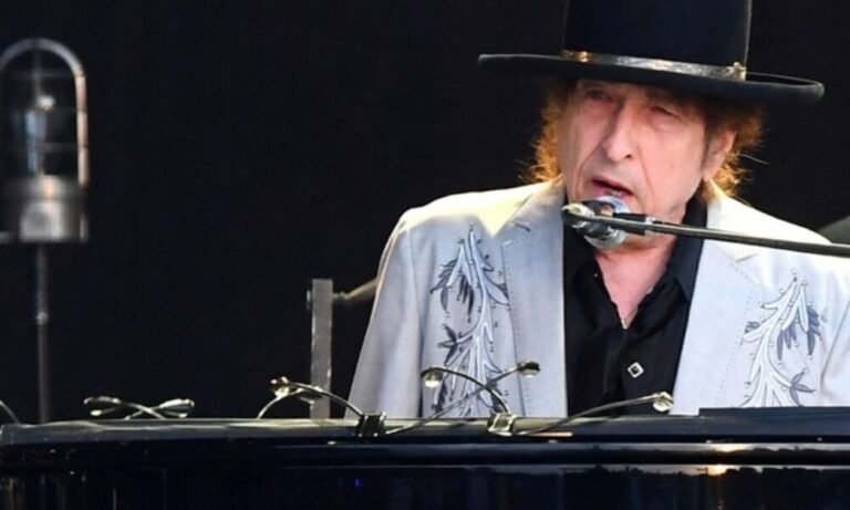 Bob Dylan : le jeu des chaises musicales des guitaristes de tournée continue