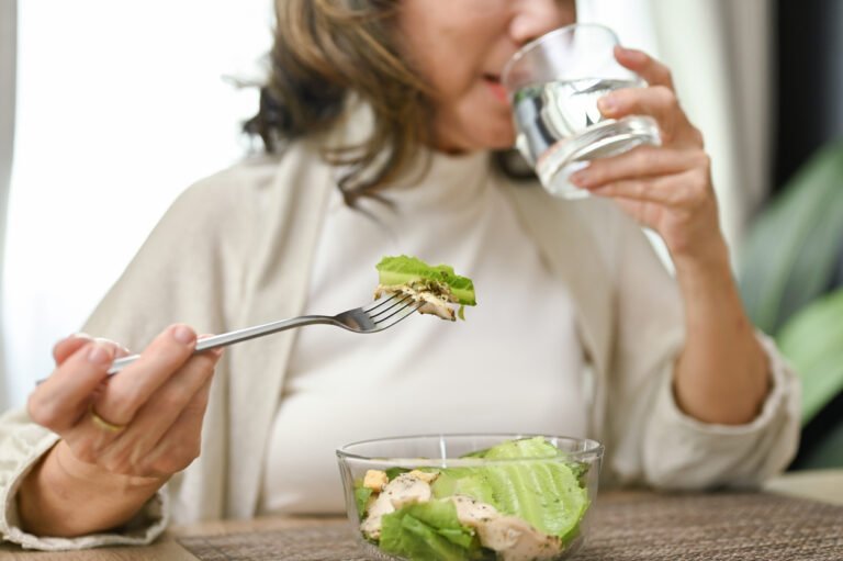 Boire de l'eau en mangeant ne coupe pas l'appétit, au contraire cela fait manger plus selon une étude !