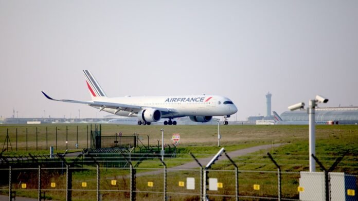 C'est trois à cinq fois moins que prévu: à cause de la guerre au Moyen-Orient, le trafic aérien à Roissy et Orly ne devrait augmenter que de 0,5% en 2026