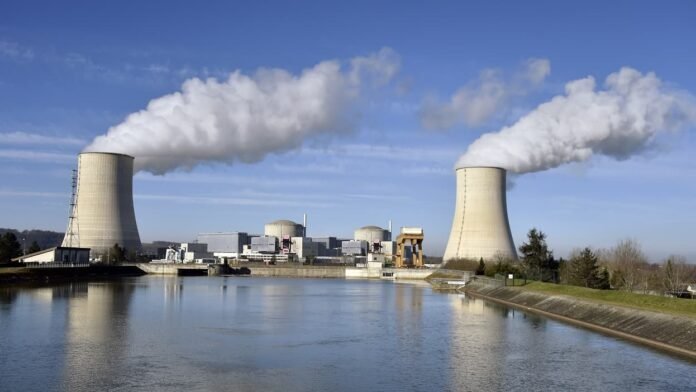 Canicule: trois réacteurs nucléaires du Rhône, de la Garonne et de la Meuse mis à l'arrêt, huit autres "à puissance réduite"