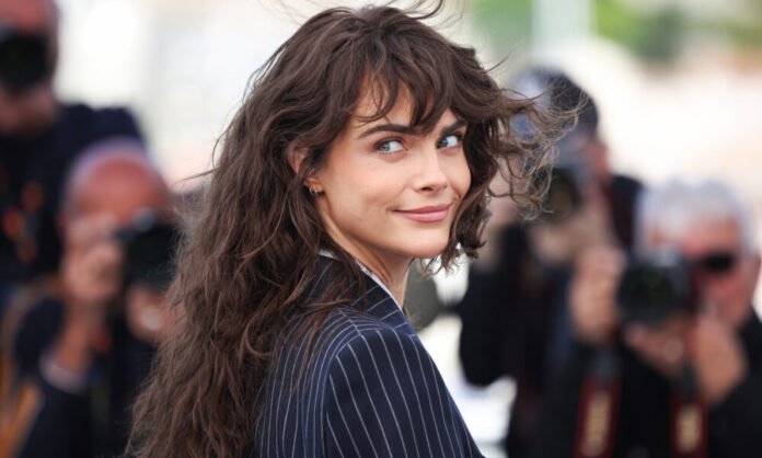 Cara Delevingne dévoile « Need It », coécrit avec Fiona Apple