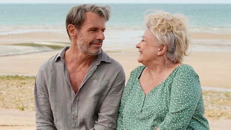 Ce soir à la télé : réalisée par la regrettée Isabelle Mergault, cette comédie voit la vie rose… et ça fait du bien !