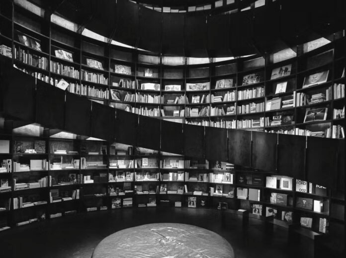 Cette bibliothèque spectaculaire cache 5500 livres rares dans une immense spirale Cette bibliothèque spectaculaire cache 5500 livres rares dans une immense spirale