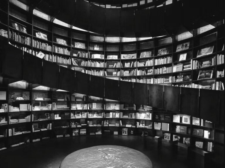 Cette bibliothèque spectaculaire cache 5500 livres rares dans une immense spirale