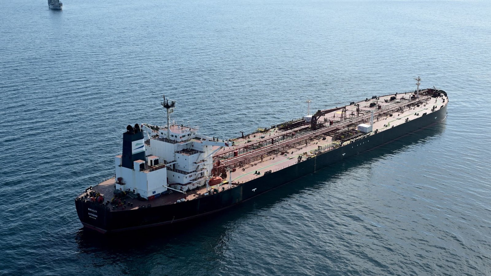 Cette photo aérienne, prise le 1er octobre 2025 au large du port de Saint-Nazaire, montre le pétrolier Boracay.