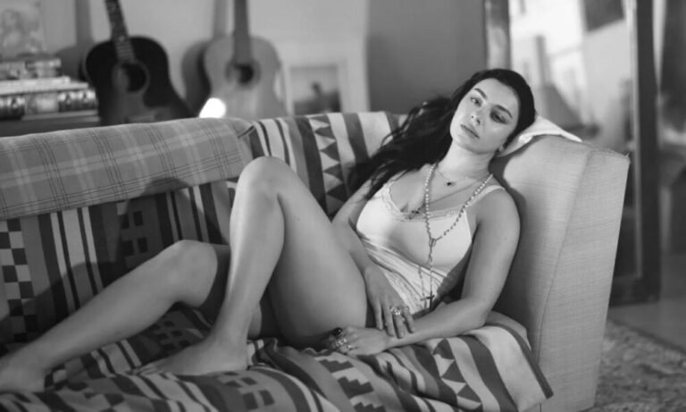 Charli XCX : « Je n’ai pas de hobbies. C’est ça, ma vie »
