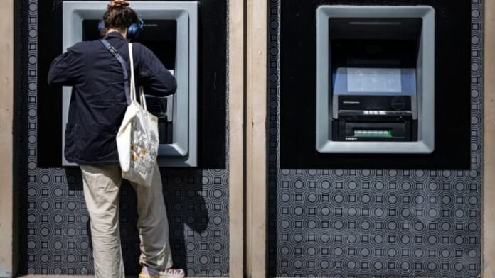 Cinq distributeurs disparaissent chaque jour: les Français utilisent toujours moins de cash (mais tout le monde peut retirer à moins de quinze minutes de chez soi)
