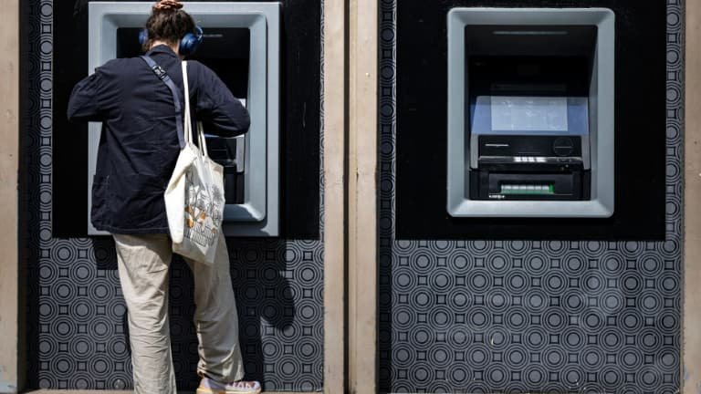 Cinq distributeurs disparaissent chaque jour: les Français utilisent toujours moins de cash (mais tout le monde peut retirer à moins de quinze minutes de chez soi)