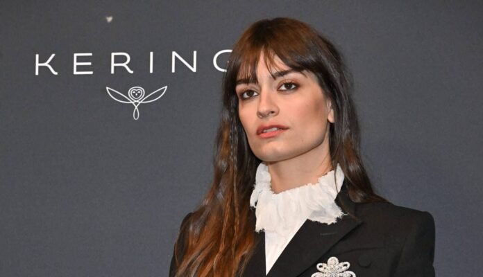 Clara Luciani : son enfance à 4 dans une « toute petite maison de pêcheurs de 60 m² »