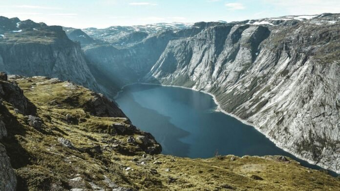 Comment des truites ont-elles atteint ce lac inaccessible dans les montagnes norvégiennes?