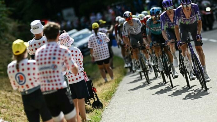 Contrôles antidopage sur le Tour de France en pleine nuit : le président de l’Union nationale des cyclistes professionnels "crie au scandale"
