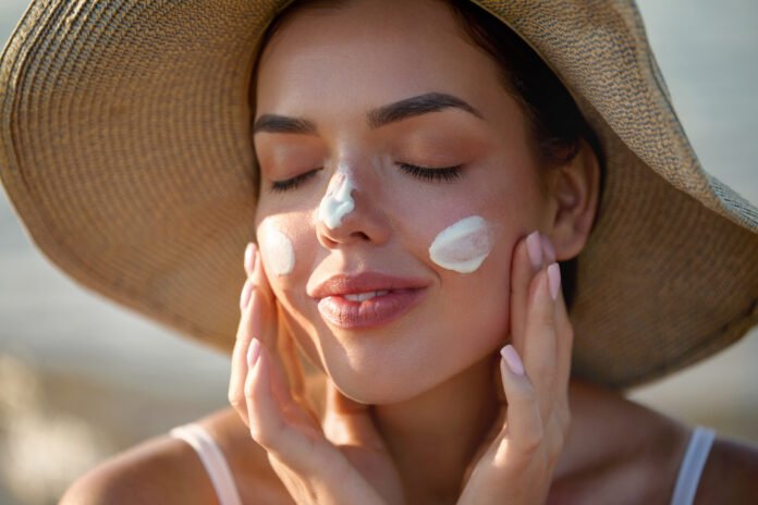 Crème solaire : ces 3 zones du visage que l'on oublie trop souvent de protéger