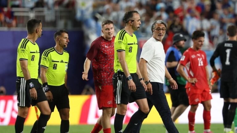 DIRECT. Coupe du monde 2026 : "L'arbitrage a détruit notre match", déplore le sélectionneur de la Suisse, après la défaite des Helvètes contre l'Argentine