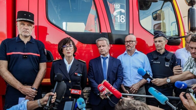 DIRECT. Incendies : la préfète "incite fortement les touristes à ne pas venir" en Gironde "tant que le feu n'est pas fixé"