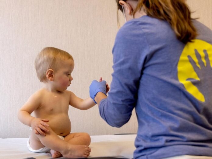 Bébé se faisant vacciner.