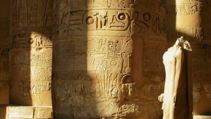 Des archéologues découvrent vingt-quatre mystérieuses «langues en or» dans un cimetière antique égyptien Des archéologues découvrent vingt-quatre mystérieuses «langues en or» dans un cimetière antique égyptien