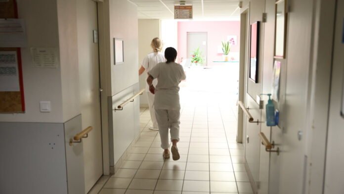 Des infirmières belges font croire à une collègue qu’un traitement aérosol par voie anale doit être administré, leur directeur acquitté