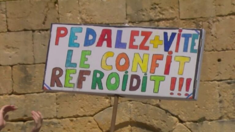 Des jeux de mots au CV… Sur les pancartes du Tour de France, tout est bon pour attirer l'œil des coureurs