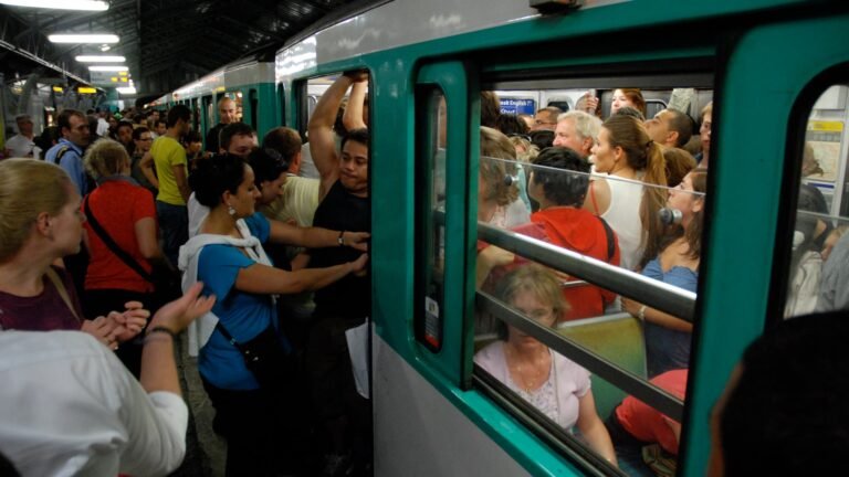 Des relevés de température des rails sont réalisés chaque jour sur les rails: après la canicule historique en juin, la RATP a mis en place une "cellule d'anticipation" des fortes chaleurs