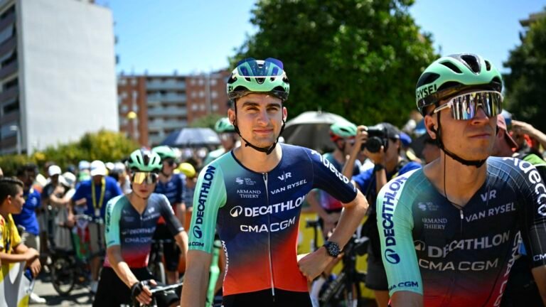 Deux anges gardiens en montagne, un sprinteur, des capitaines de route… Qui sont les coureurs chargés d'accompagner Paul Seixas sur son premier Tour de France ?