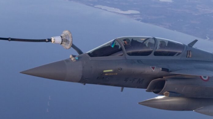 Deux avions Rafale pouvant emporter des armes nucléaires ravitaillés en vol en Allemagne… Ces projets "concrets" et symboliques de Paris et Berlin pour rebondir sur la défense après l'échec de l'avion commun du futur