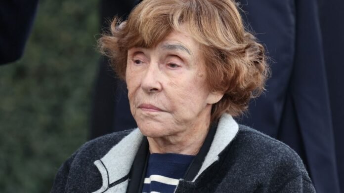 Edith Cresson a conservé sa voiture avec chauffeur malgré la fin des avantages à vie pour les anciens Premier ministre Edith Cresson a conservé sa voiture avec chauffeur malgré la fin des avantages à vie pour les anciens Premier ministre