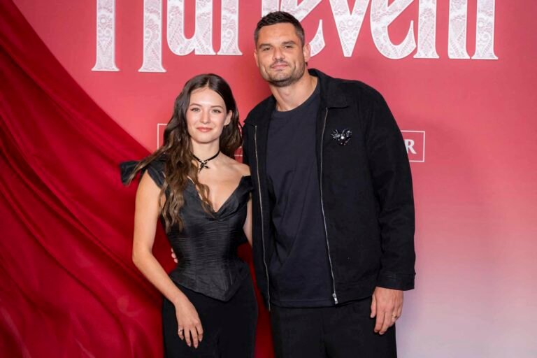 Elsa Bois et Florent Manaudou ne se cachent plus : le gros bisou sur la Côte d’Azur !