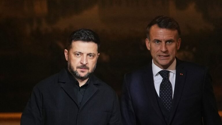 Emmanuel Macron accueillera 25 chefs d'Etat et de gouvernement, dont Volodymyr Zelensky, lundi à Paris dans le cadre de la "coalition des volontaires"