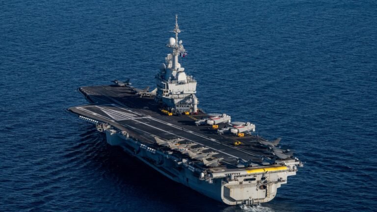 Emmanuel Macron annonce le retour du porte-avions Charles de Gaulle au port de Toulon