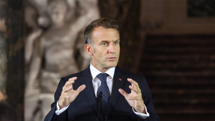 Emmanuel Macron appelle à se "méfier" des sondages prédisant la victoire de Marine Le Pen lors de l'élection présidentielle de 2027