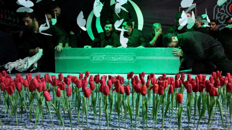En direct : l'Iran se prépare à faire ses adieux au guide suprême Khamenei