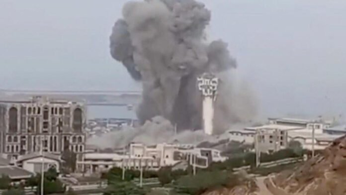 En direct : nouvelle "vague" de bombardements américains en Iran, Ormuz reste paralysé