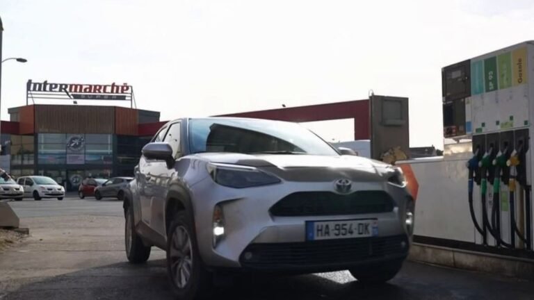 Essence : faut-il quitter l'autoroute pour payer son plein moins cher ?