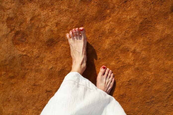 Été : pourquoi marcher pieds nus est une mauvaise idée après 50 ans ? Été : pourquoi marcher pieds nus est une mauvaise idée après 50 ans ?