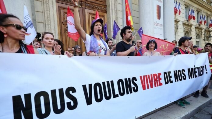 Festival d'Avignon : "Ne soyez pas celui qui aura tout détruit", écrivent des professionnels du théâtre à Emmanuel Macron Festival d'Avignon : "Ne soyez pas celui qui aura tout détruit", écrivent des professionnels du théâtre à Emmanuel Macron